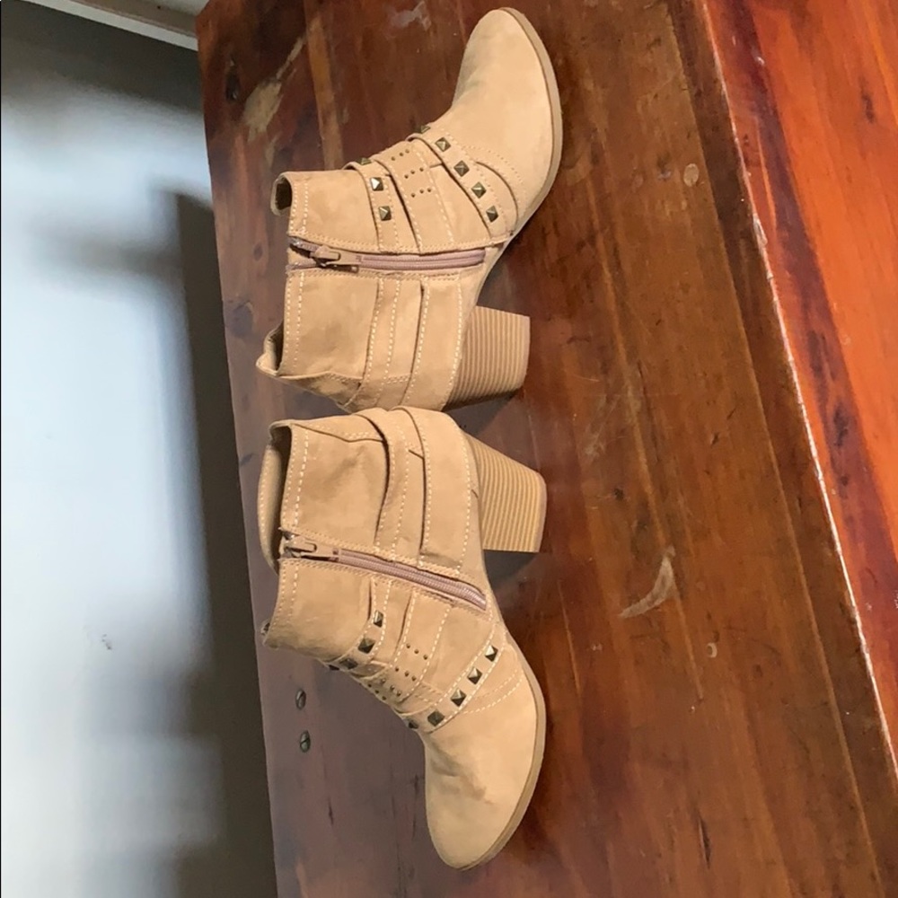 Express Booties. Size 8 - Picture 3 of 7